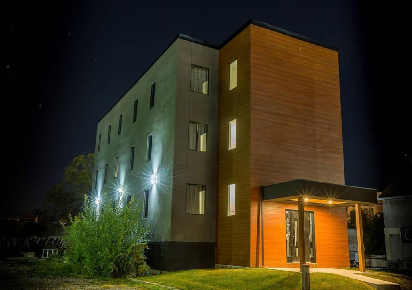 Clifton Hill Hideaway 2B -Two Bedroom Condo Niagara Falls Exterior photo